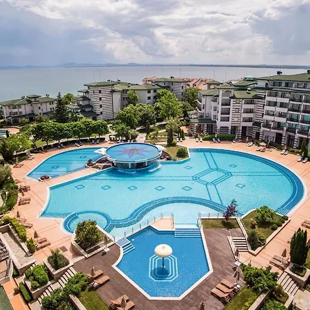 Private Studio In 5 Star Emerald & Апартамент Равда