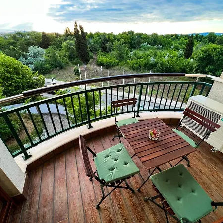 Private Studio In 5 Star Emerald & Апартамент Равда