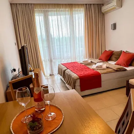 Private Studio In 5 Star Emerald & Апартамент *
